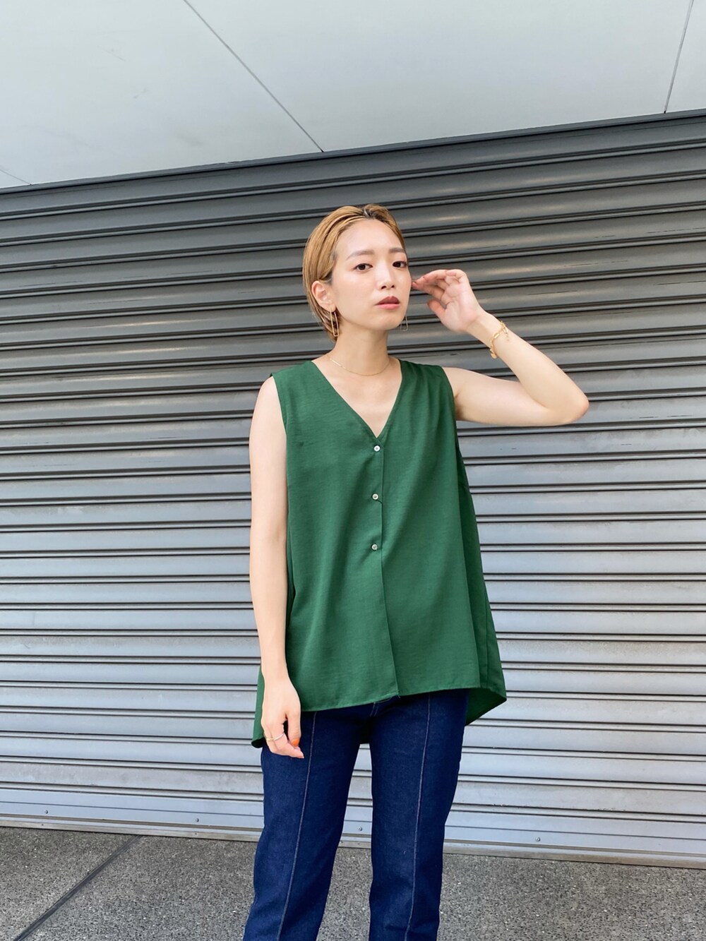 ブルー系のデニムパンツ、グリーン系のシャツ/ブラウスを着用したレディースの夏コーディネートの2枚目の写真