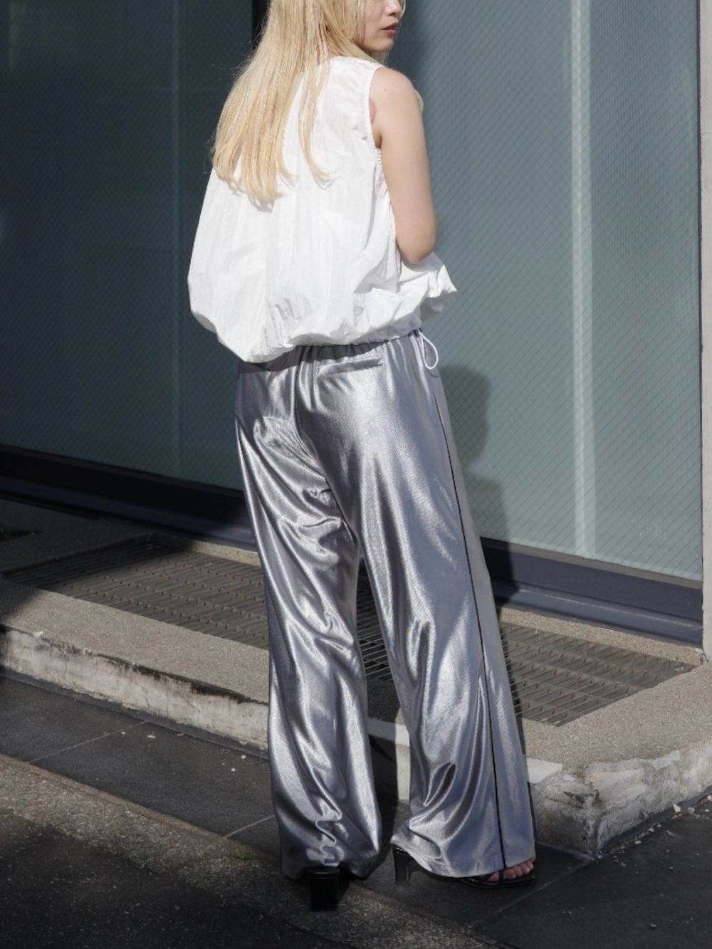 ホワイト系のシャツ/ブラウス、シルバー系のその他パンツを着用したレディースの春コーディネートの5枚目の写真