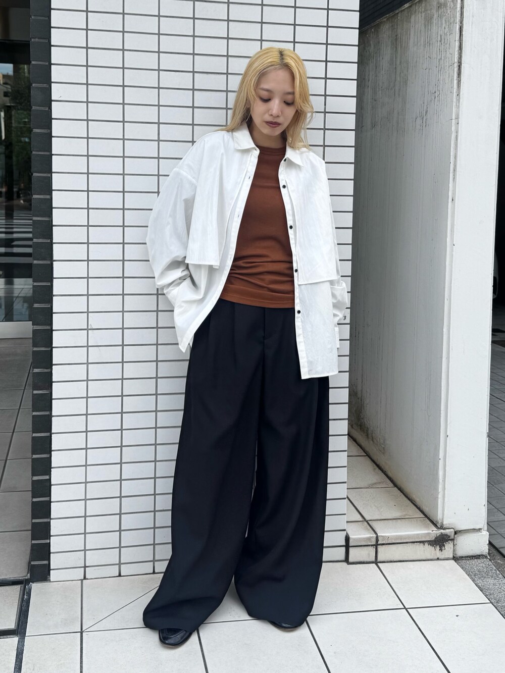 イエロー系のTシャツ/カットソー、ブラック系のその他パンツ、ホワイト系のシャツ/ブラウスを着用したレディースの秋コーディネートの2枚目の写真