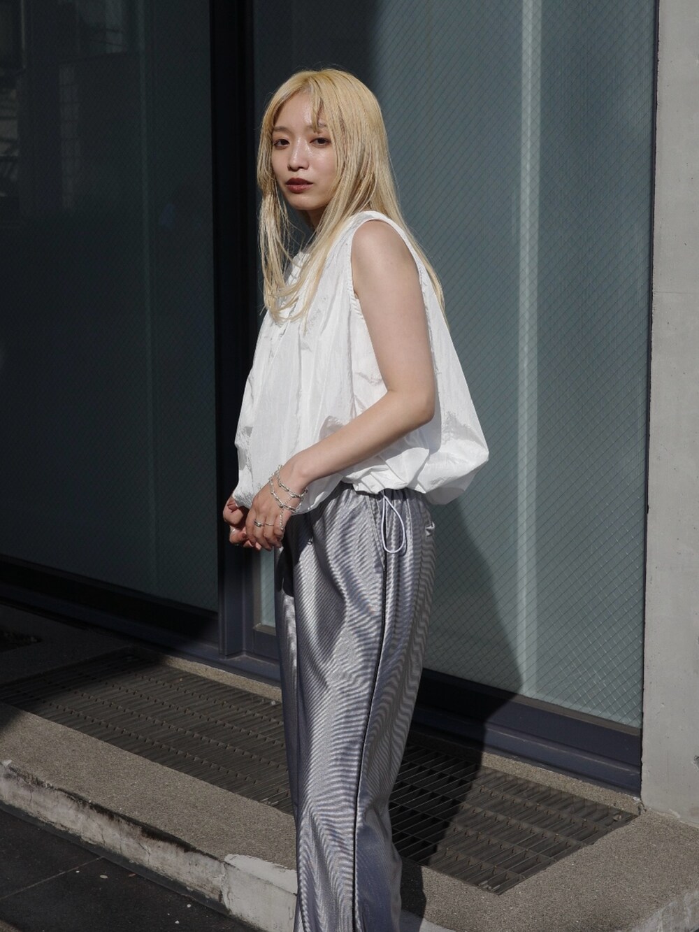 ホワイト系のシャツ/ブラウス、シルバー系のその他パンツを着用したレディースの春コーディネートの2枚目の写真