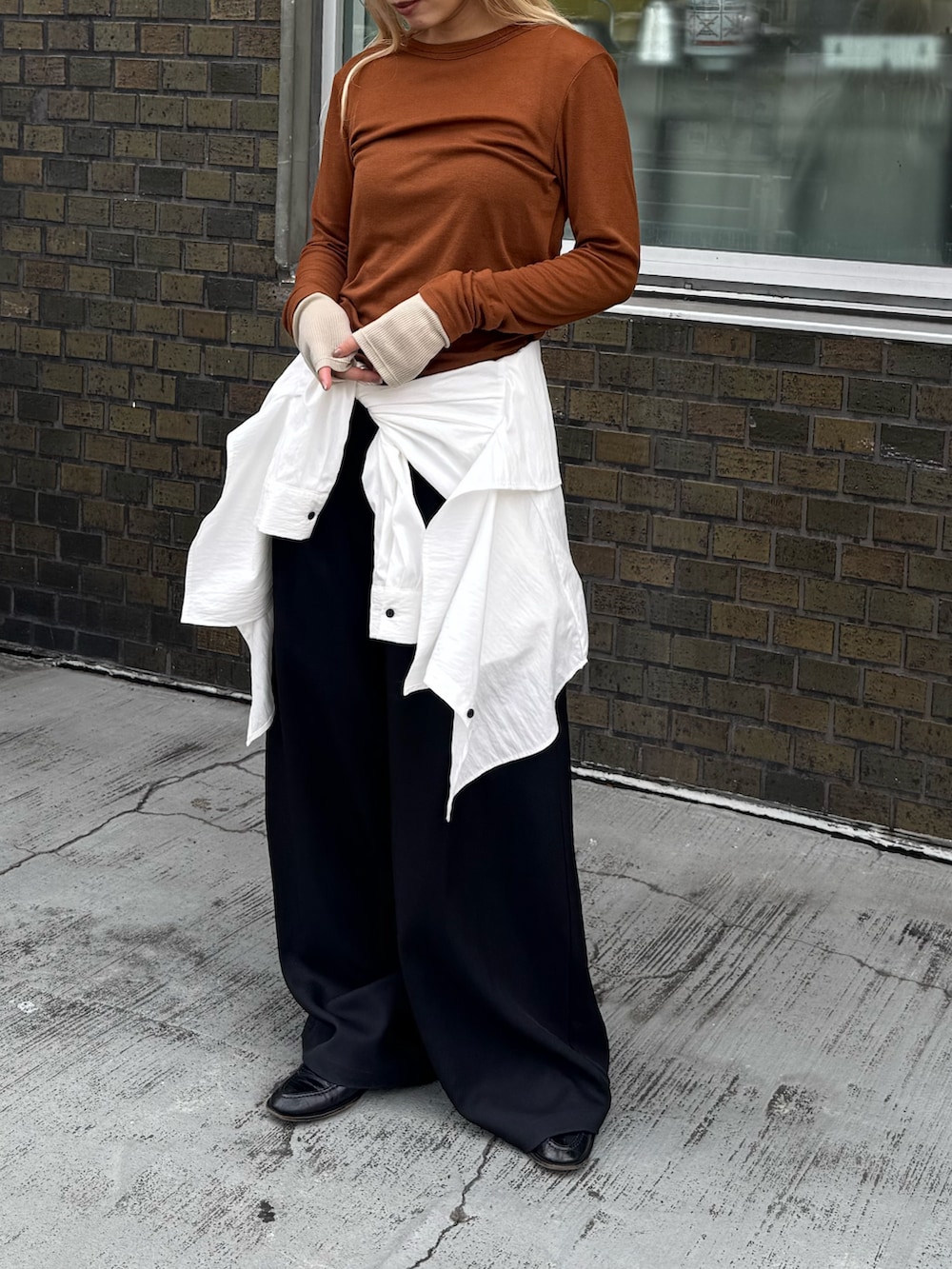 イエロー系のTシャツ/カットソー、ブラック系のその他パンツ、ホワイト系のシャツ/ブラウスを着用したレディースの秋コーディネートの6枚目の写真