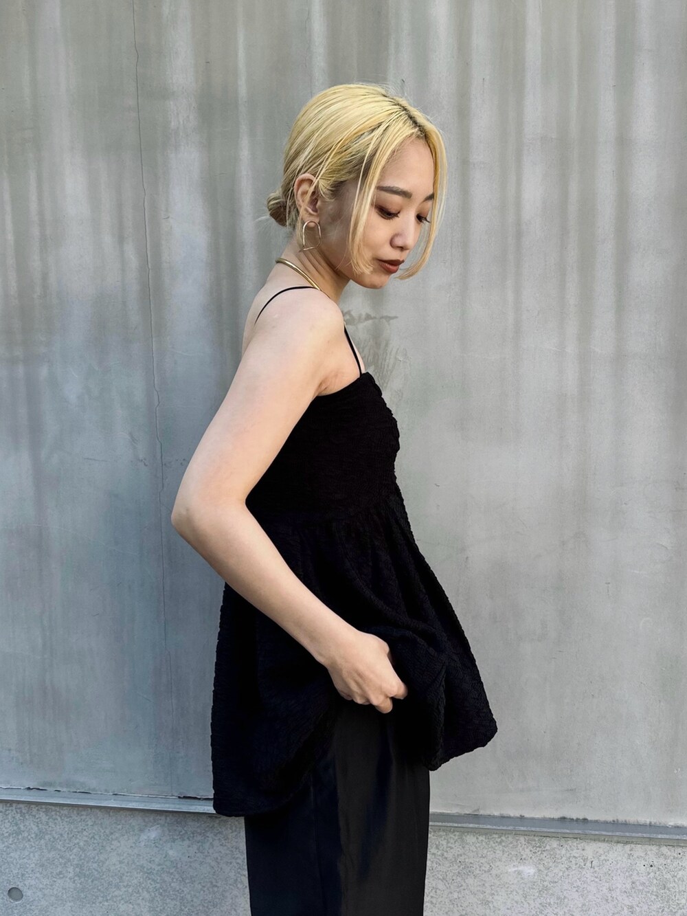 ブラック系のキャミソール、ブラック系のその他パンツ、ゴールド系のチョーカーを着用したレディースの冬コーディネートの2枚目の写真