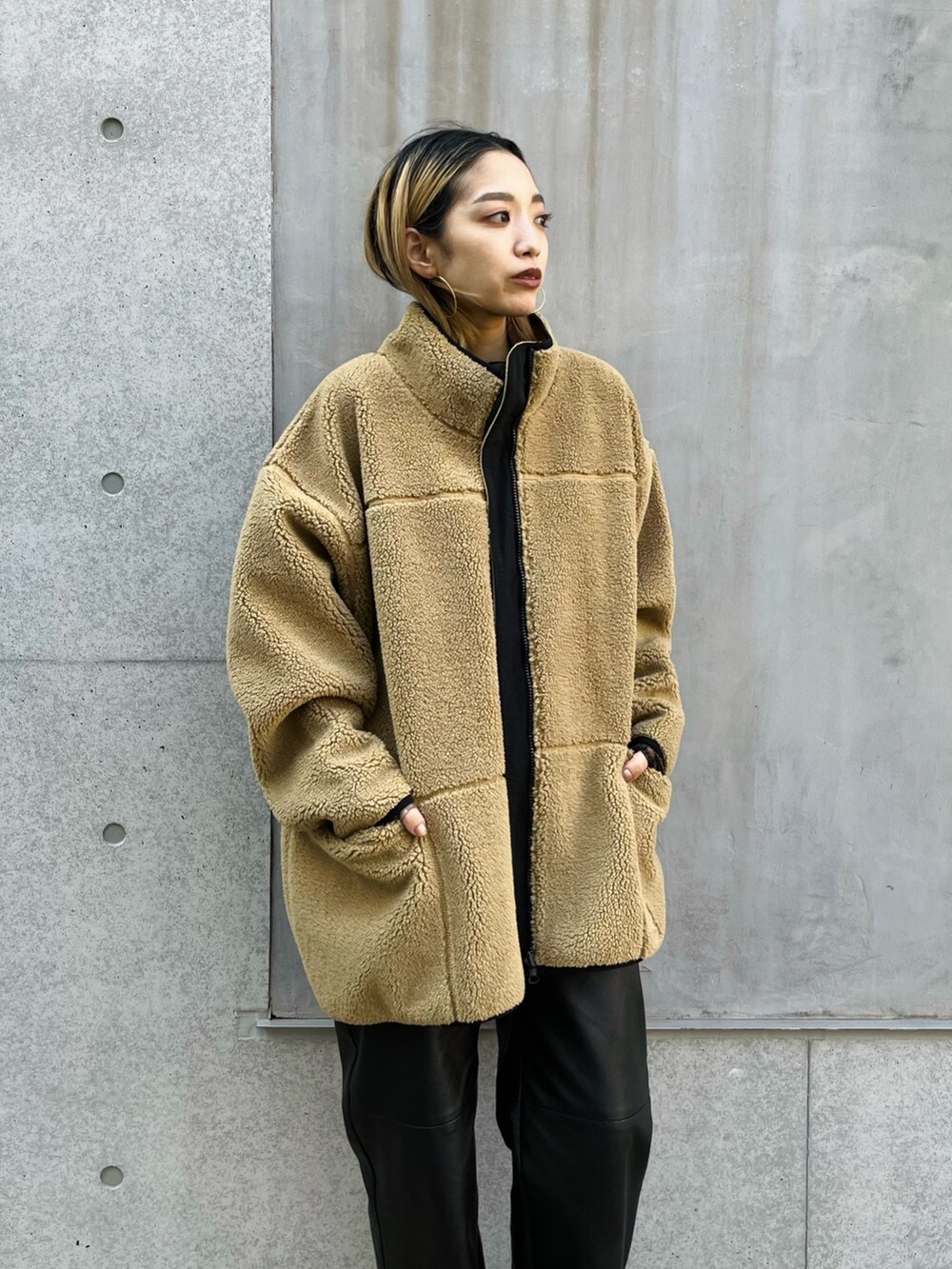 ブラック系のその他パンツ、ベージュ系のブルゾン、ゴールド系のTシャツ/カットソーを着用したレディースの秋コーディネートの2枚目の写真