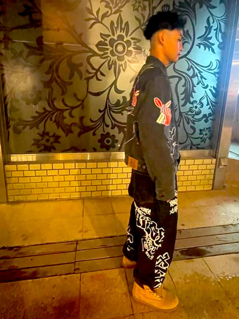 「ファッションを楽しもう、ストリート、デニム、エクストララージ、XLARGE」｜「XLARGEのアイテム（デニムパンツ、ブラック系）」を使った、ikakunさん（メンズ・163cm）の秋コーディネートの2枚目の写真