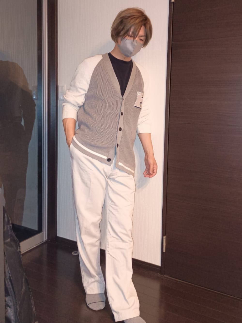 ホワイト系のデニムパンツ、グレー系のニット/セーター、ブラック系のTシャツ/カットソーを着用したメンズの秋コーディネートの4枚目の写真