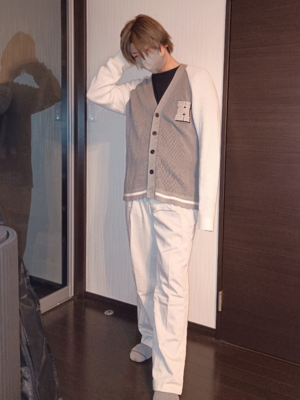 ホワイト系のデニムパンツ、グレー系のニット/セーター、ブラック系のTシャツ/カットソーを着用したメンズの秋コーディネートの2枚目の写真