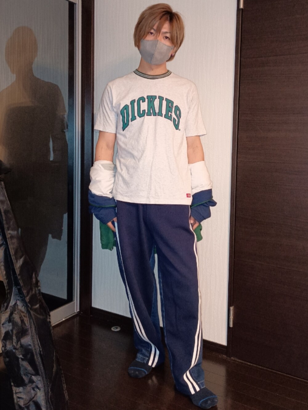 ブルー系のスウェットパンツ、グレー系のTシャツ/カットソー、グリーン系のナイロンジャケットを着用したメンズの秋コーディネートの2枚目の写真