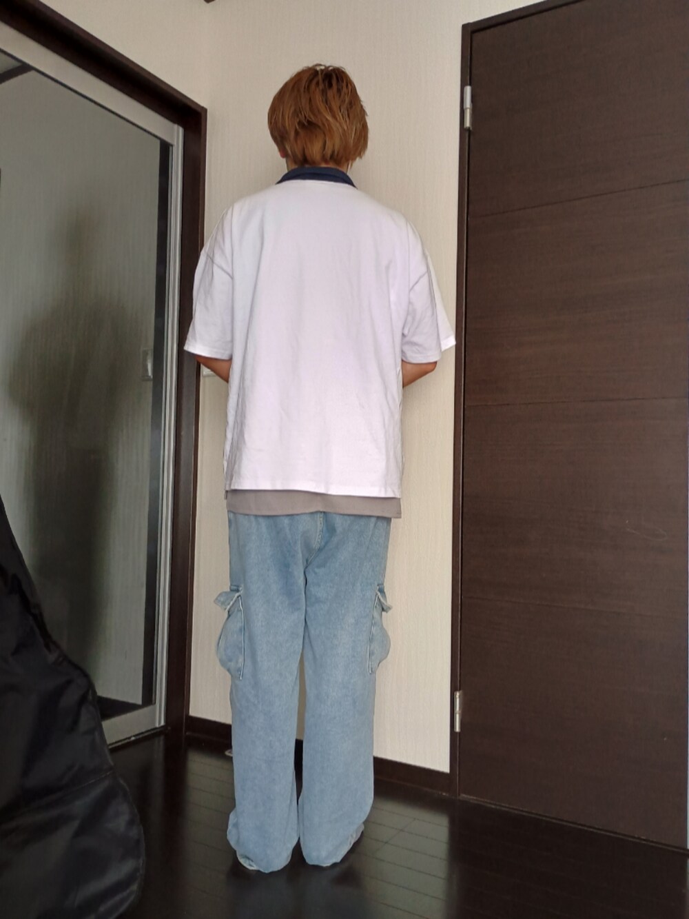 ホワイト系のTシャツ/カットソー、グレー系のタンクトップ、ブルー系のカーゴパンツを着用したメンズの秋コーディネートの5枚目の写真