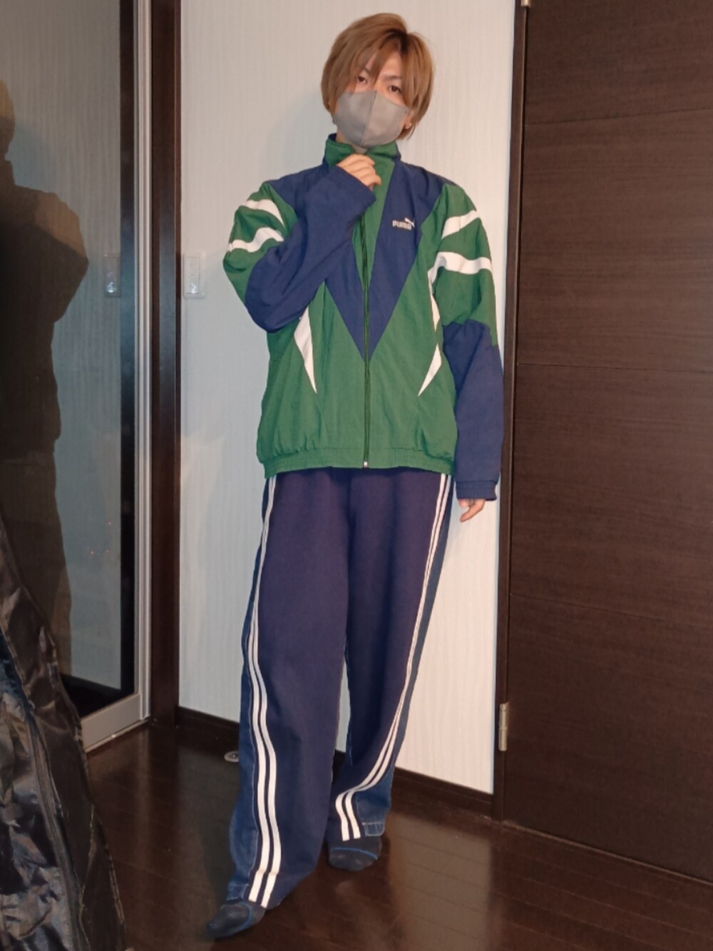 ブルー系のスウェットパンツ、グレー系のTシャツ/カットソー、グリーン系のナイロンジャケットを着用したメンズの秋コーディネートの4枚目の写真