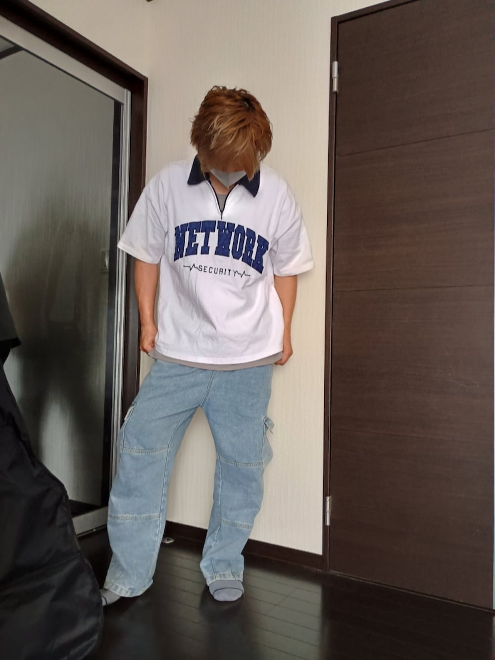 ホワイト系のTシャツ/カットソー、グレー系のタンクトップ、ブルー系のカーゴパンツを着用したメンズの秋コーディネートの2枚目の写真