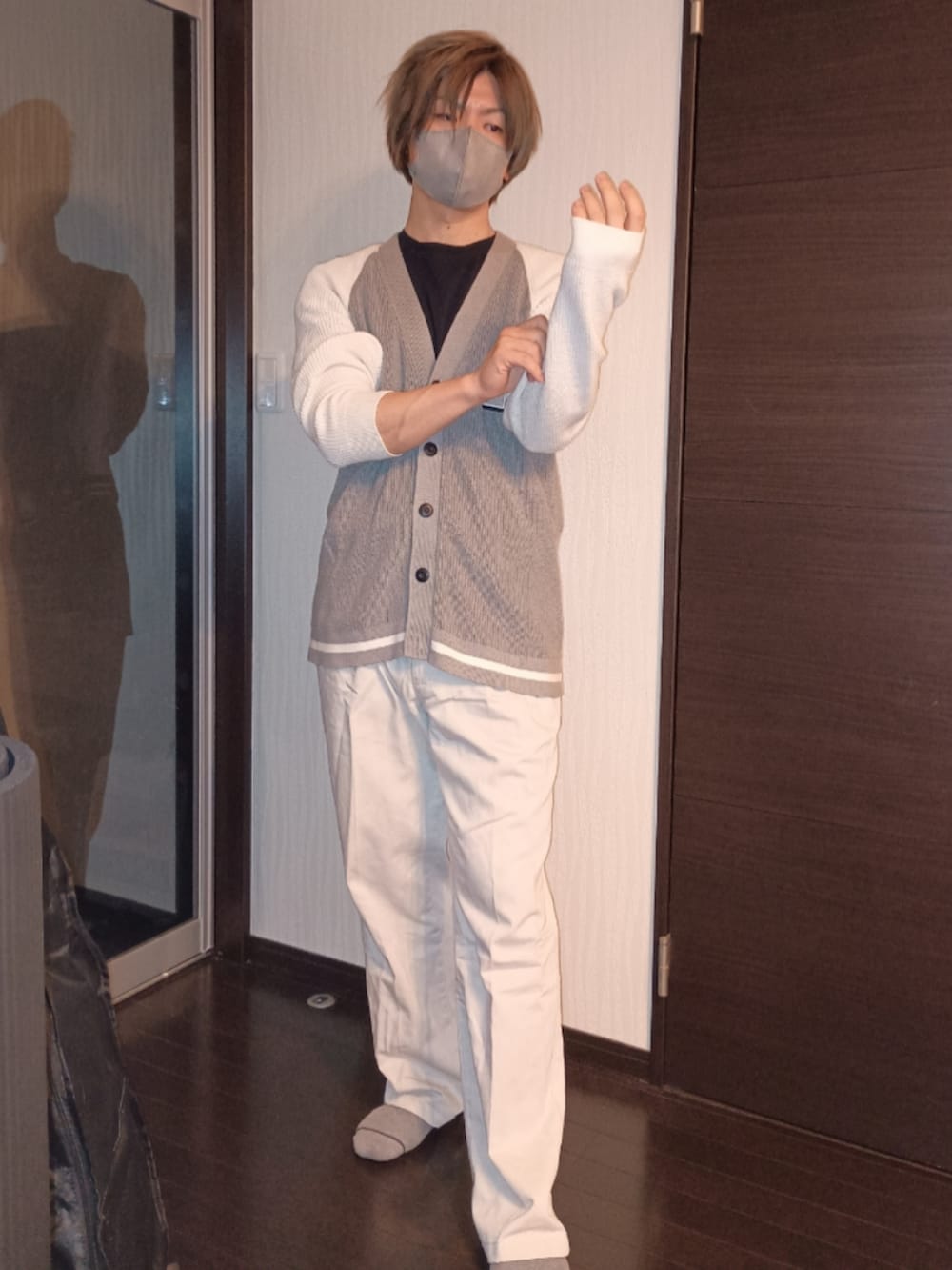 ホワイト系のデニムパンツ、グレー系のニット/セーター、ブラック系のTシャツ/カットソーを着用したメンズの秋コーディネートの3枚目の写真