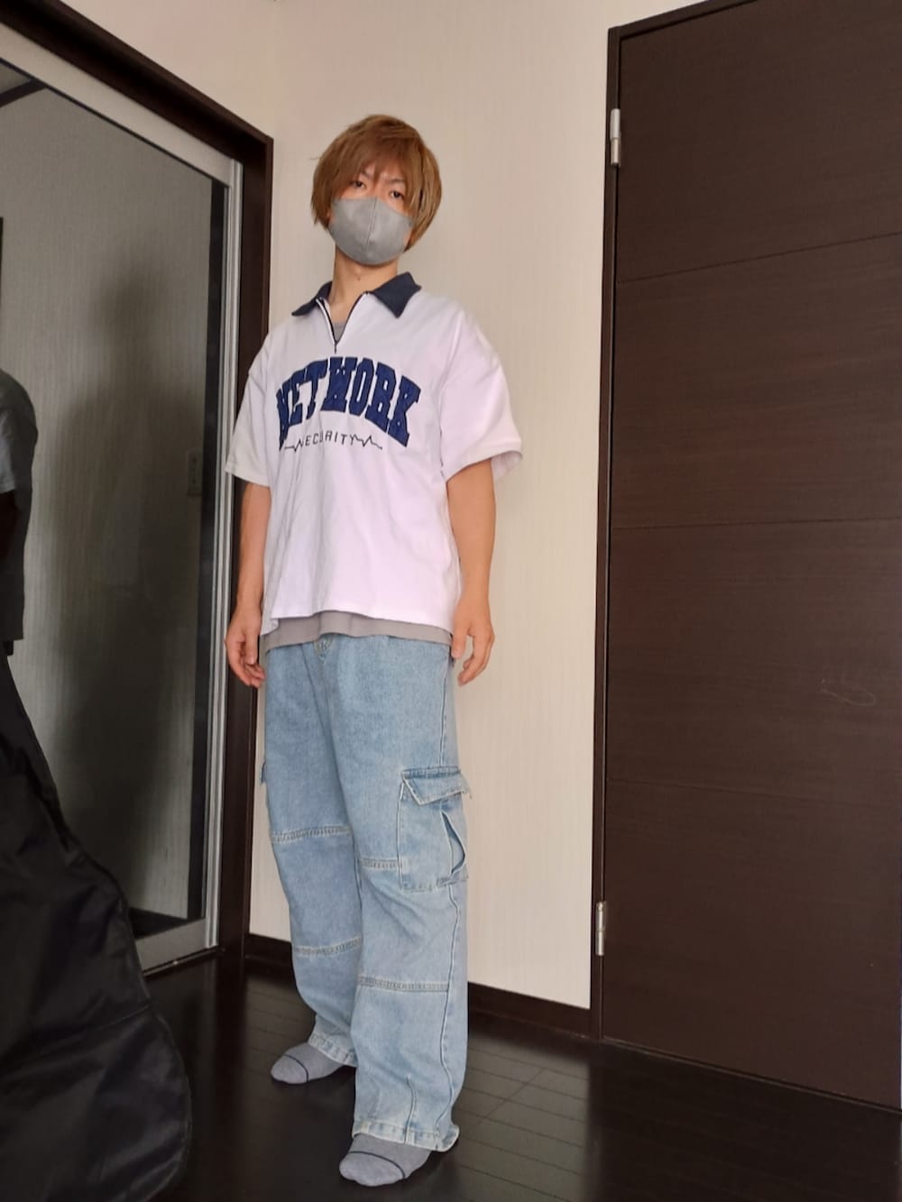 ホワイト系のTシャツ/カットソー、グレー系のタンクトップ、ブルー系のカーゴパンツを着用したメンズの秋コーディネートの3枚目の写真