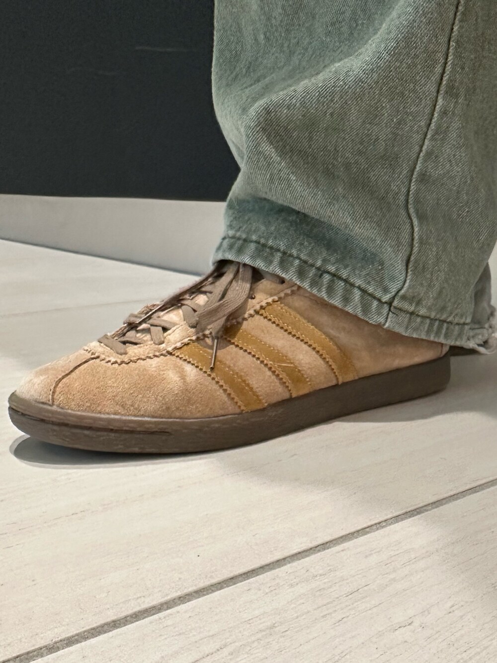 その他のジャケット/アウター、ブラウン系のスニーカーを着用したレディースの秋コーディネートの3枚目の写真