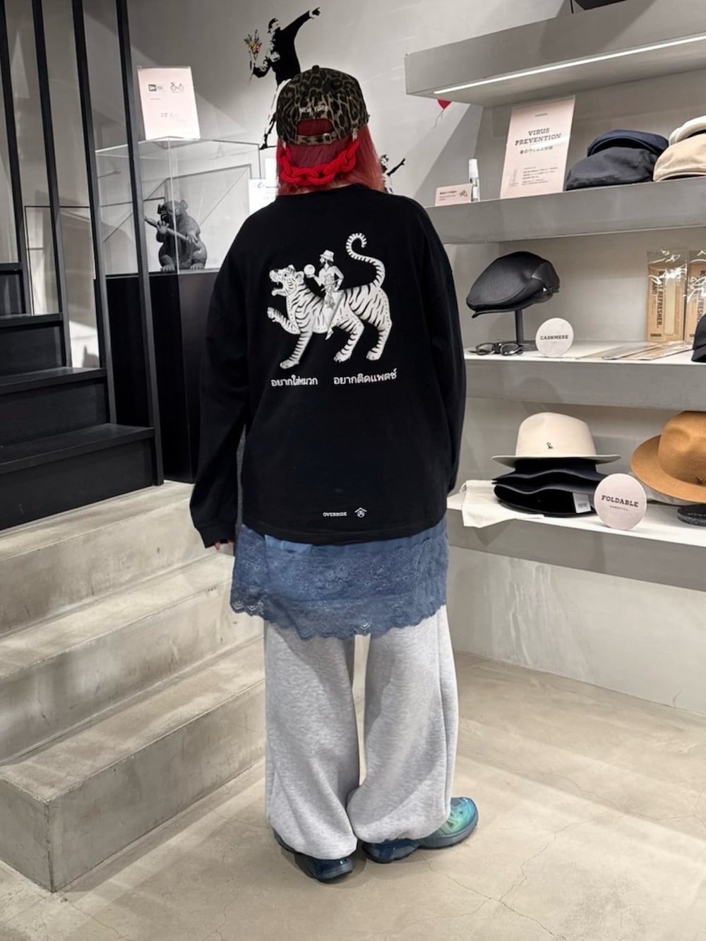 その他のキャップ、レッド系のマスクを着用したレディースの春コーディネートの2枚目の写真