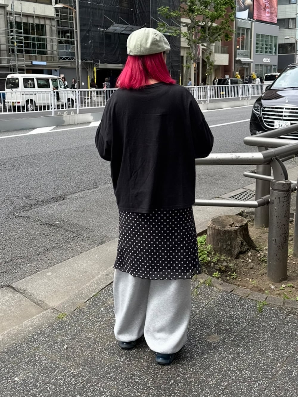 グリーン系のハンチング/ベレー帽を着用したレディースの春コーディネートの2枚目の写真