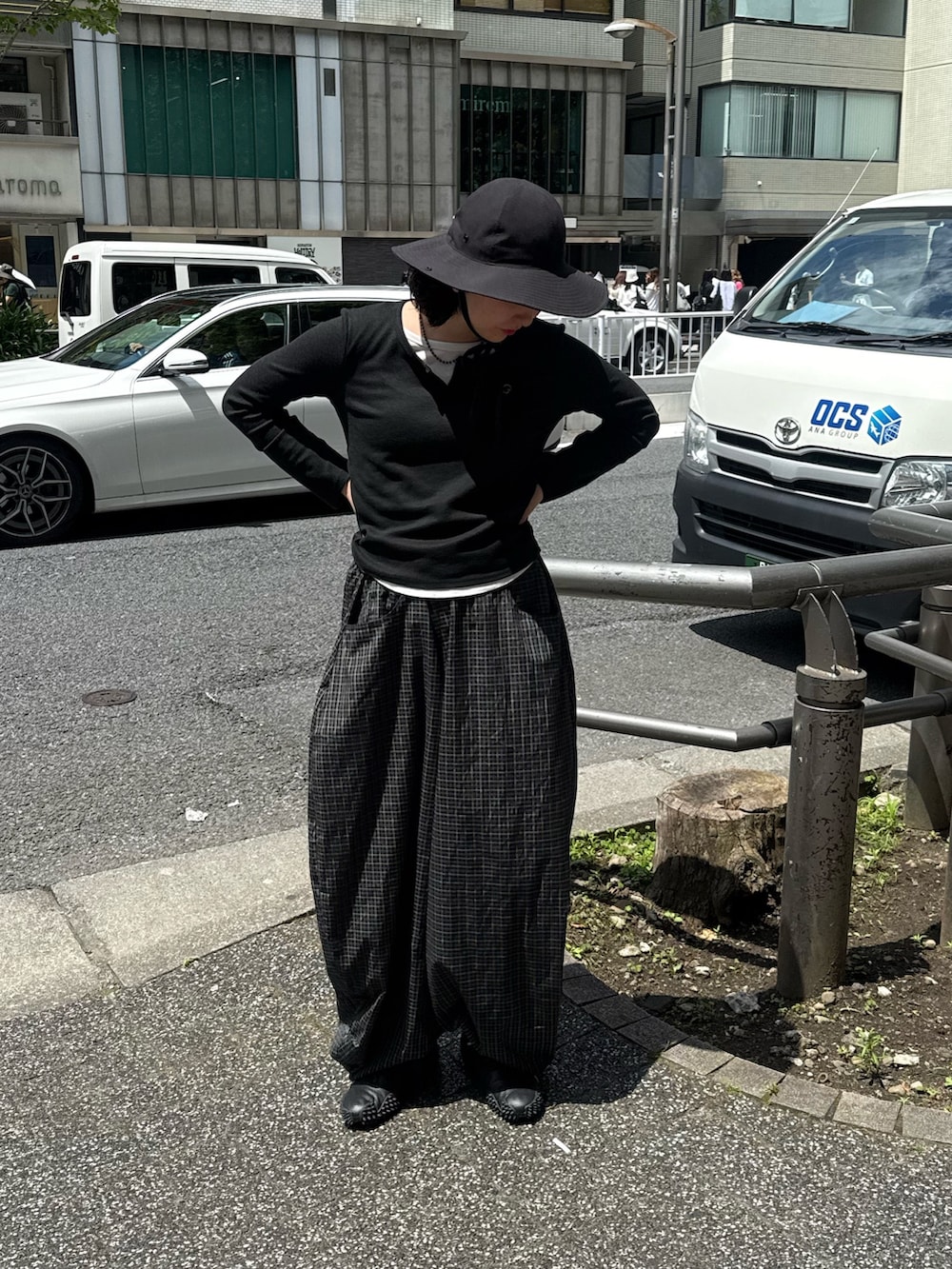 「ワイドパンツ、最近のいい感じコーデ、スポーツミックス、春夏コーデ、シンプルコーデ、休日スタイル、お出かけコーデ、古着MIX、パンツコーデ、ラクチンコーデ、ラフコーデ、高身長女子、ハット、テンガロン、カウボーイハット」｜「OVERRIDEのOVERRIDE  WATER RE SNAP TENGALLON SGP / オーバーライド（ハット、ブラック系）」を使った、ｺﾏさん（レディース・167cm）の春コーディネートの2枚目の写真