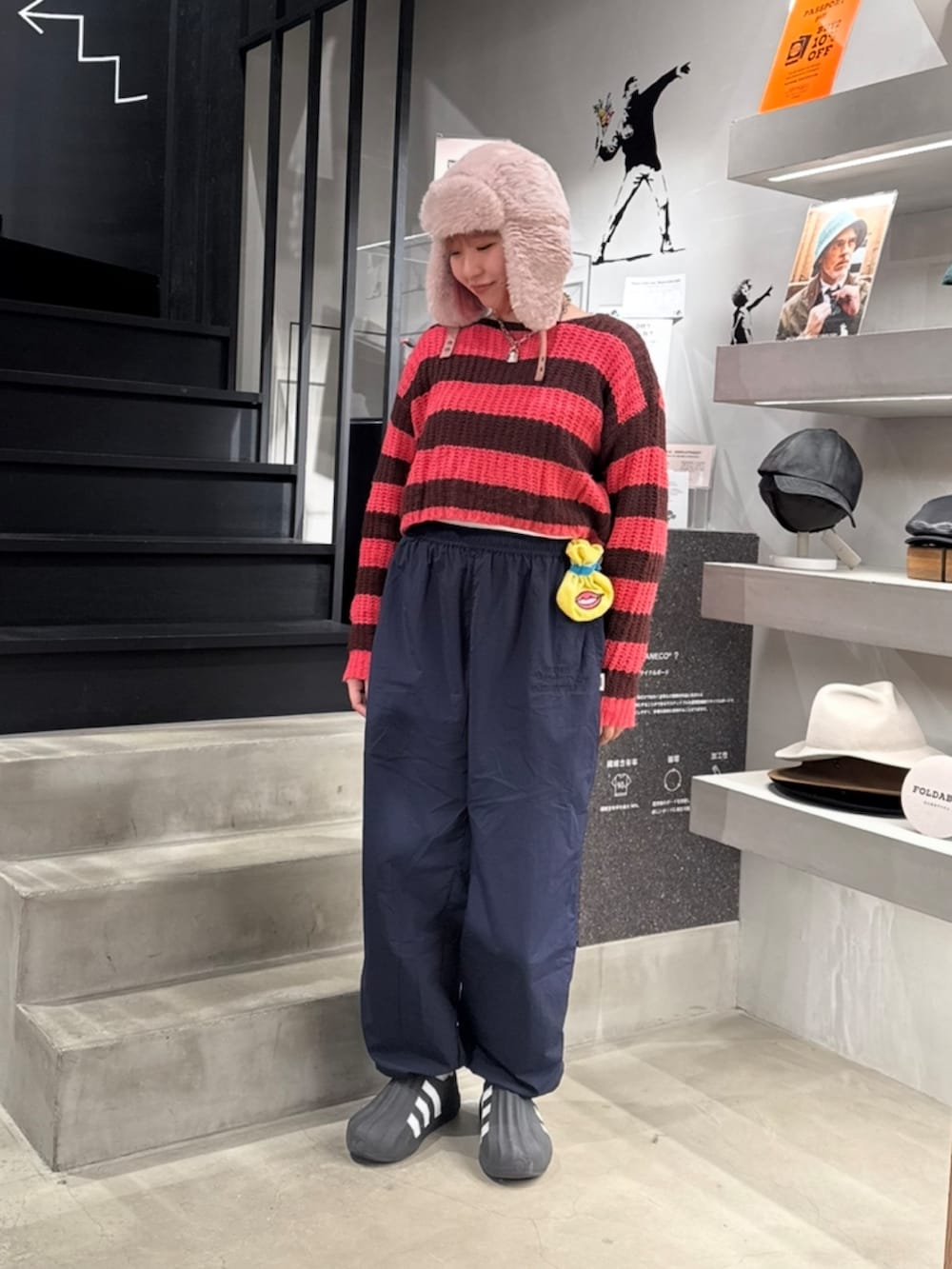 ピンク系のハットを着用したレディースの秋コーディネートの2枚目の写真