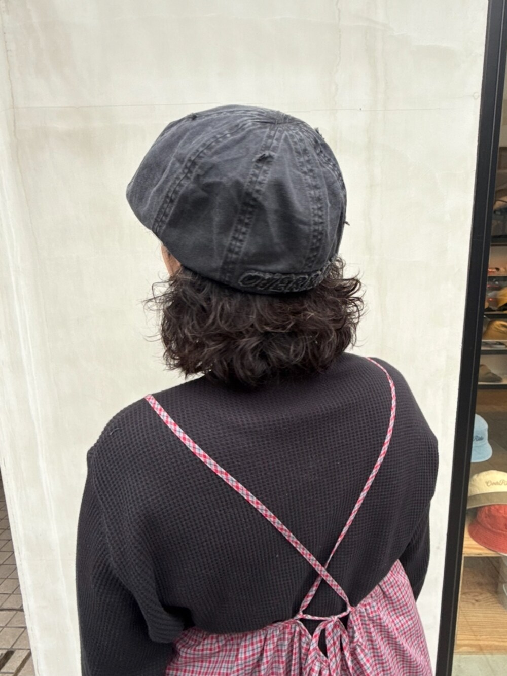 「古着MIX、最近のいい感じコーデ、今日のコーデ、春服、ラフコーデ、パンツスタイル、おしゃれさんと繋がりたい、春めき満開コーデ、春ファッション、ゆるコーデ、おでかけコーデ、帽子、帽子コーデ、ハンチング、ハンチング帽」｜「OVERRIDEのOVERRIDE  OGC WASH DAMAGE HUNTING SG / オーバーライド（ハンチング/ベレー帽、ブラック系）」を使った、ｺﾏさん（レディース・167cm）の春コーディネートの2枚目の写真