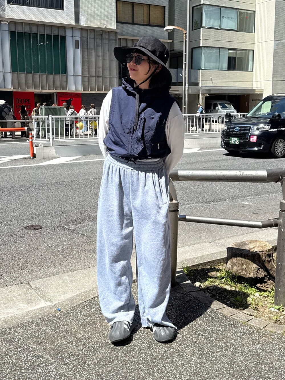 「春めき満開コーデ、休日スタイル、お出かけコーデ、アウトドアスタイル、モノトーン、古着MIX、ラクチンコーデ、パンツスタイル、高身長女子、帽子、帽子コーデ、ハットコーデ、ハット、帽子、ハット、フェスコーデ」｜「OVERRIDEのOVERRIDE  POLYSHEET BOONIE HAT SGP / オーバーライド（ハット、ブラック系）」を使った、ｺﾏさん（レディース・167cm）の春コーディネートの2枚目の写真