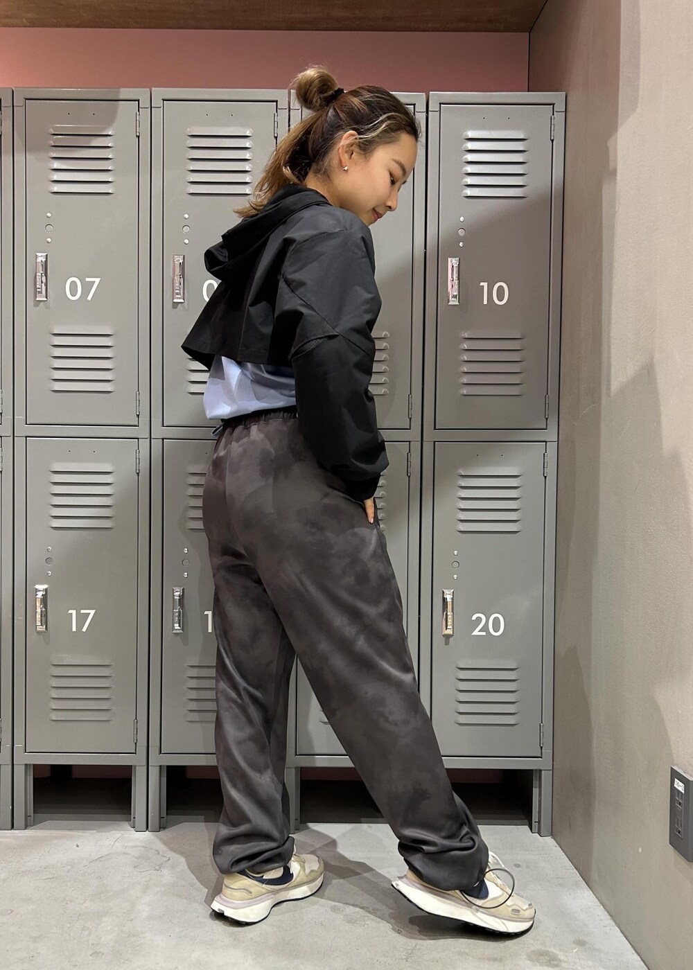 ブルー系のTシャツ/カットソー、ベージュ系のスニーカー、グレー系のブルゾンを着用したレディースの春コーディネートの4枚目の写真