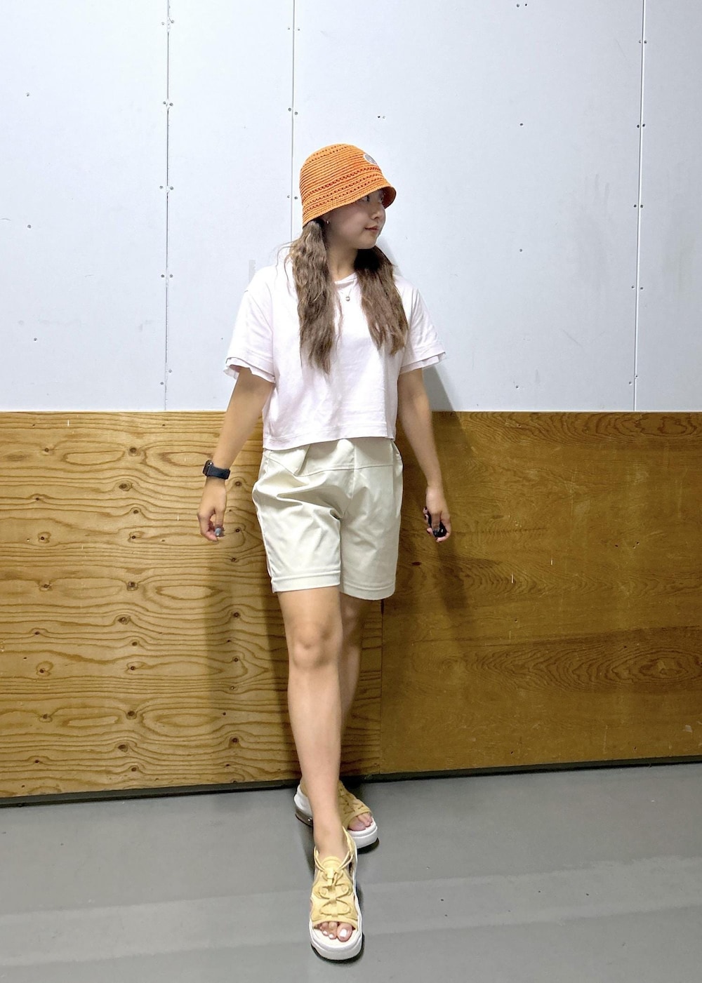 グレー系のその他パンツ、ベージュ系のサンダル、ピンク系のTシャツ/カットソーを着用したレディースの春コーディネートの4枚目の写真