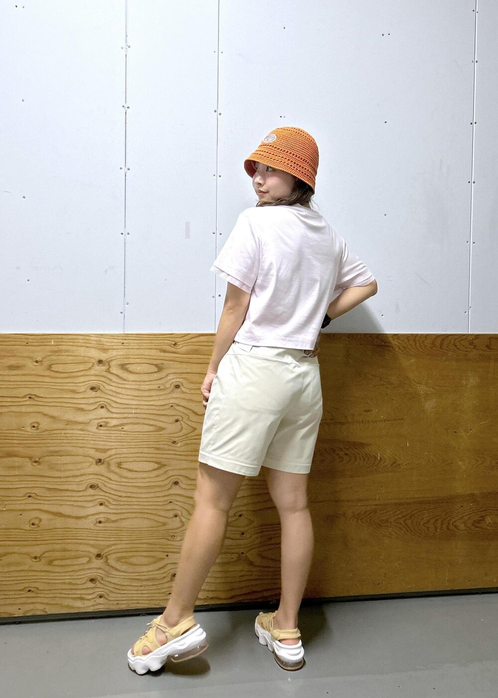 グレー系のその他パンツ、ベージュ系のサンダル、ピンク系のTシャツ/カットソーを着用したレディースの春コーディネートの5枚目の写真