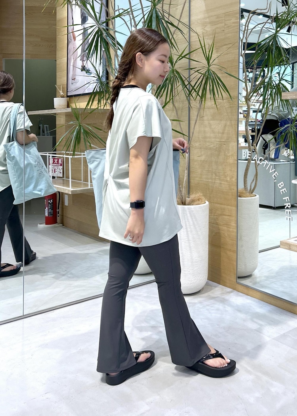 グレー系のカーゴパンツ、ブラック系のサンダル、グリーン系のTシャツ/カットソーを着用したレディースの夏コーディネートの4枚目の写真