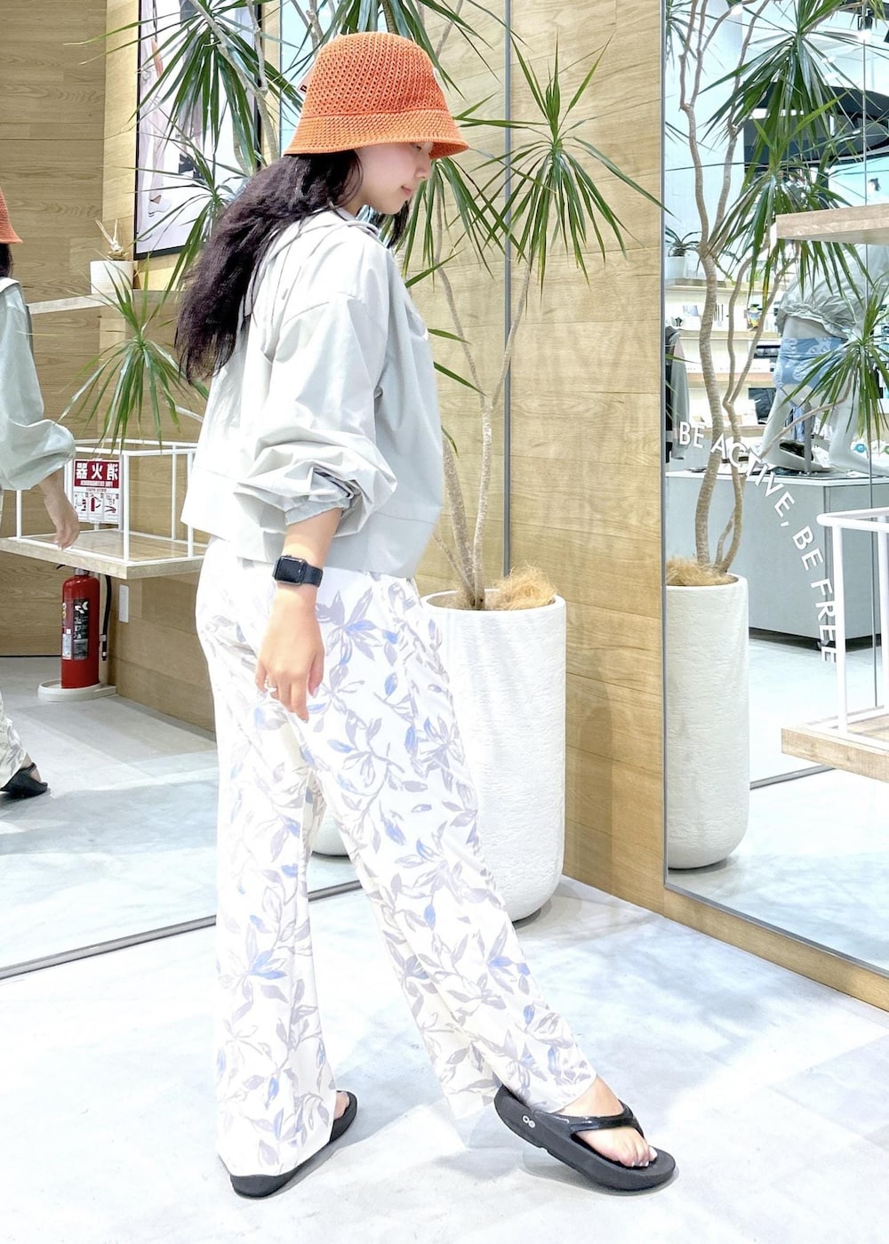 ブラック系のサンダル、ベージュ系のその他パンツ、グリーン系のブラジャーを着用したレディースの夏コーディネートの2枚目の写真