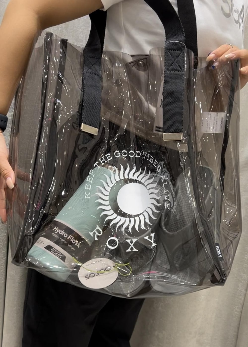 ブラック系のその他パンツ、ブラック系のスニーカー、ホワイト系のTシャツ/カットソーを着用したレディースの春コーディネートの4枚目の写真