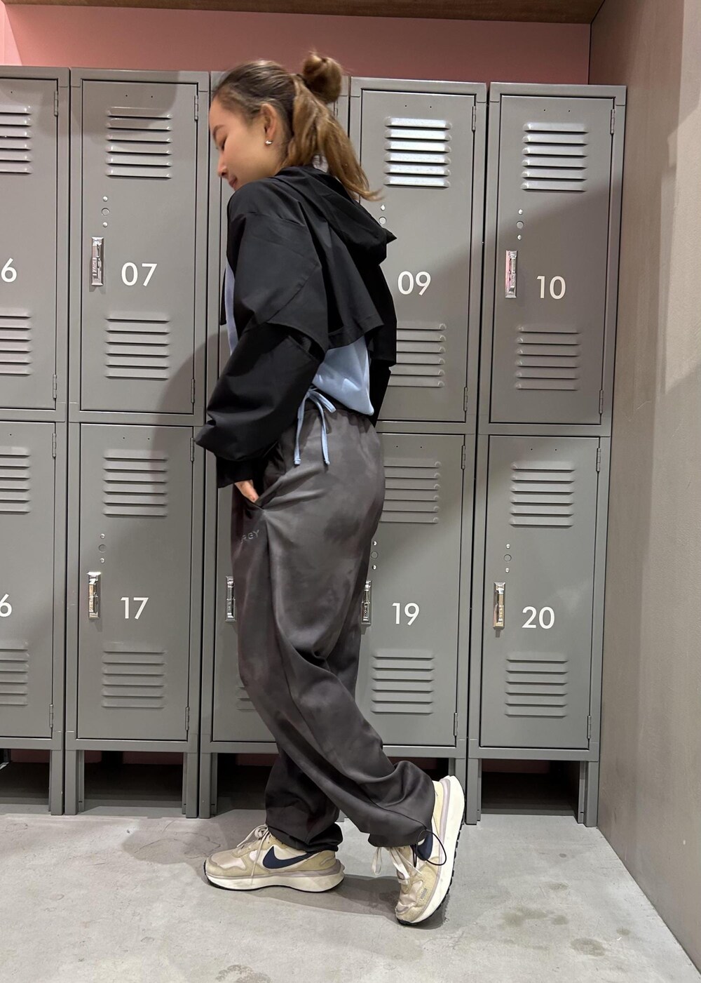 ブルー系のTシャツ/カットソー、ベージュ系のスニーカー、グレー系のブルゾンを着用したレディースの春コーディネートの2枚目の写真