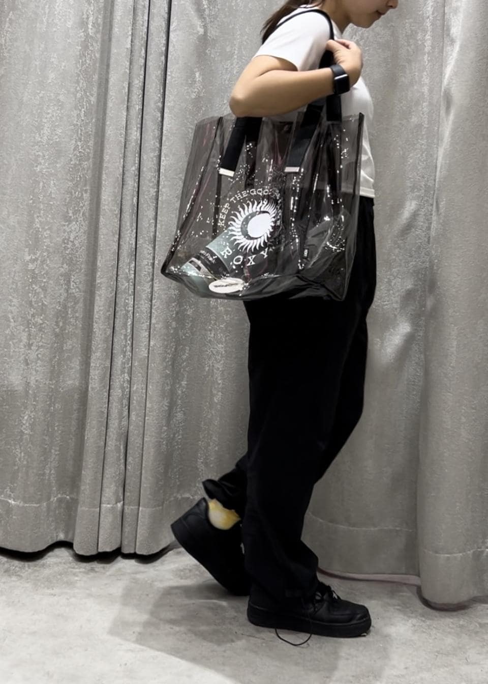 ブラック系のその他パンツ、ブラック系のスニーカー、ホワイト系のTシャツ/カットソーを着用したレディースの春コーディネートの2枚目の写真