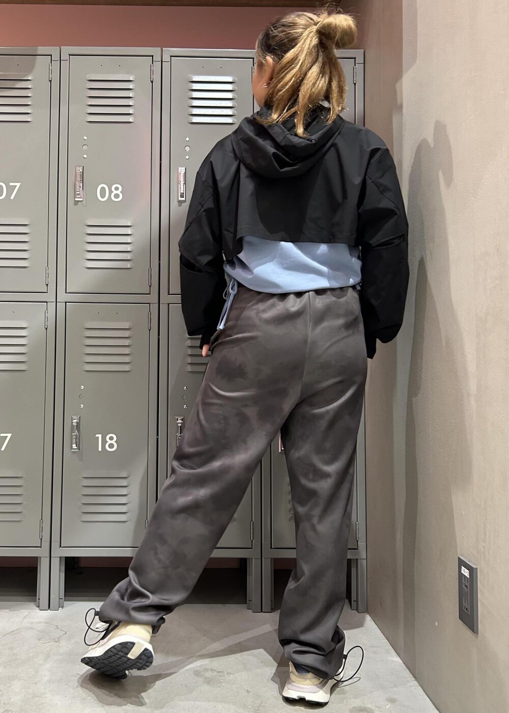 ブルー系のTシャツ/カットソー、ベージュ系のスニーカー、グレー系のブルゾンを着用したレディースの春コーディネートの3枚目の写真