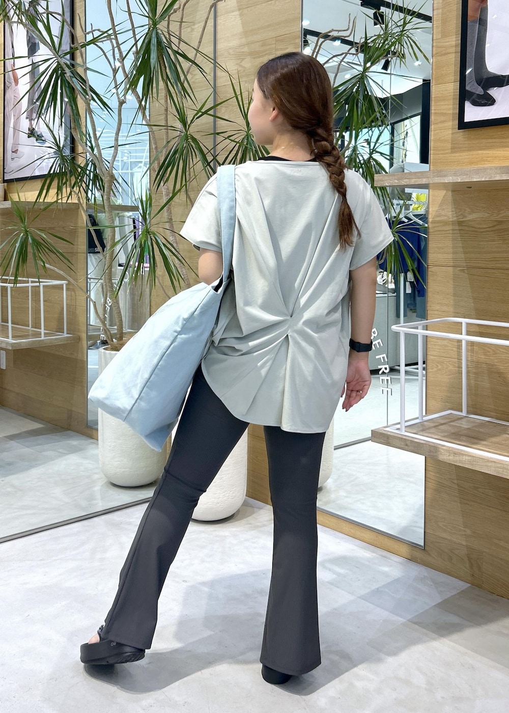 グレー系のカーゴパンツ、ブラック系のサンダル、グリーン系のTシャツ/カットソーを着用したレディースの夏コーディネートの5枚目の写真