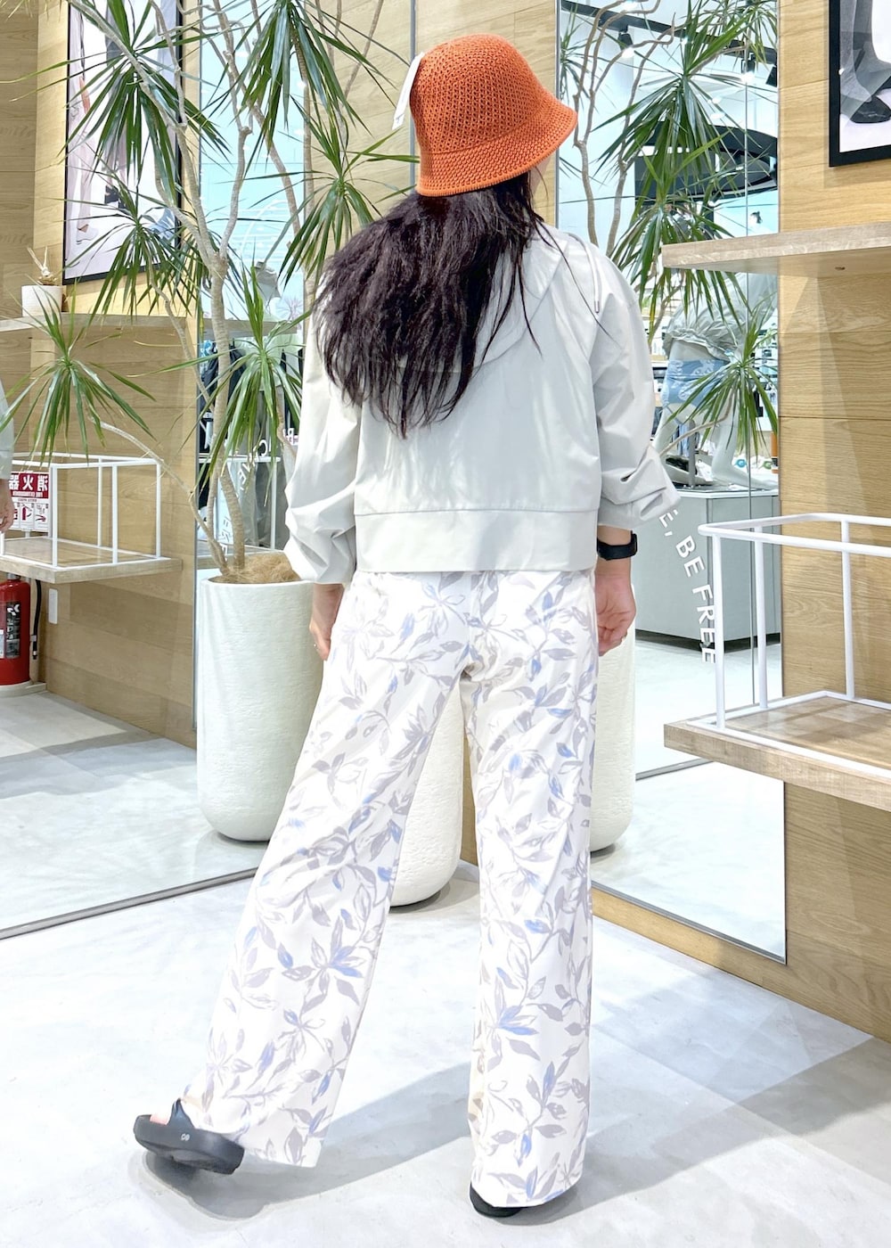 ブラック系のサンダル、ベージュ系のその他パンツ、グリーン系のブラジャーを着用したレディースの夏コーディネートの3枚目の写真