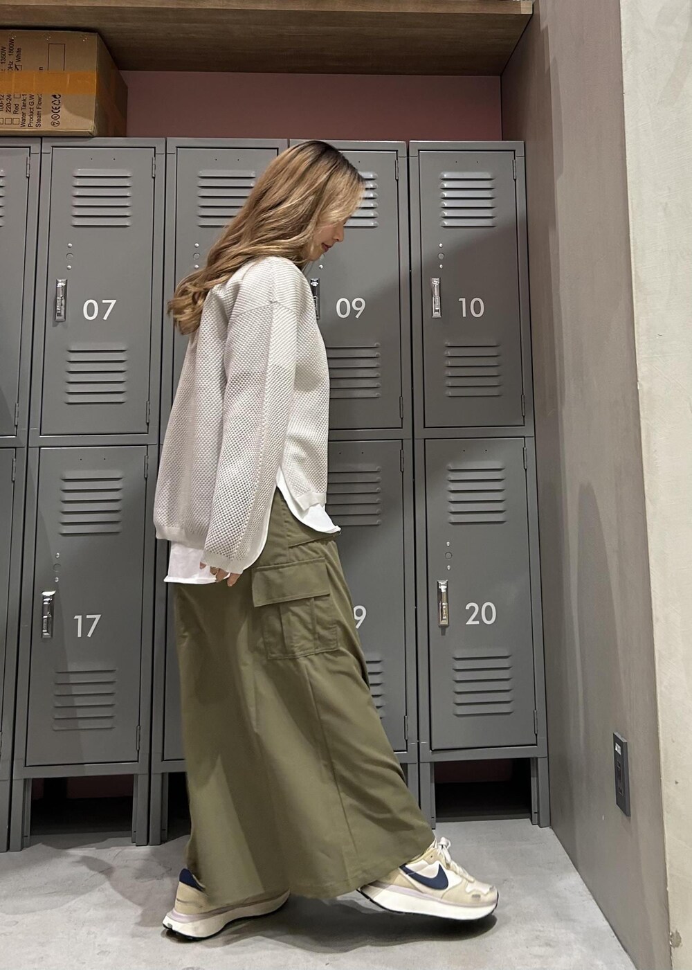 ホワイト系のTシャツ/カットソー、ベージュ系のスニーカー、シルバー系のTシャツ/カットソーを着用したレディースの春コーディネートの3枚目の写真