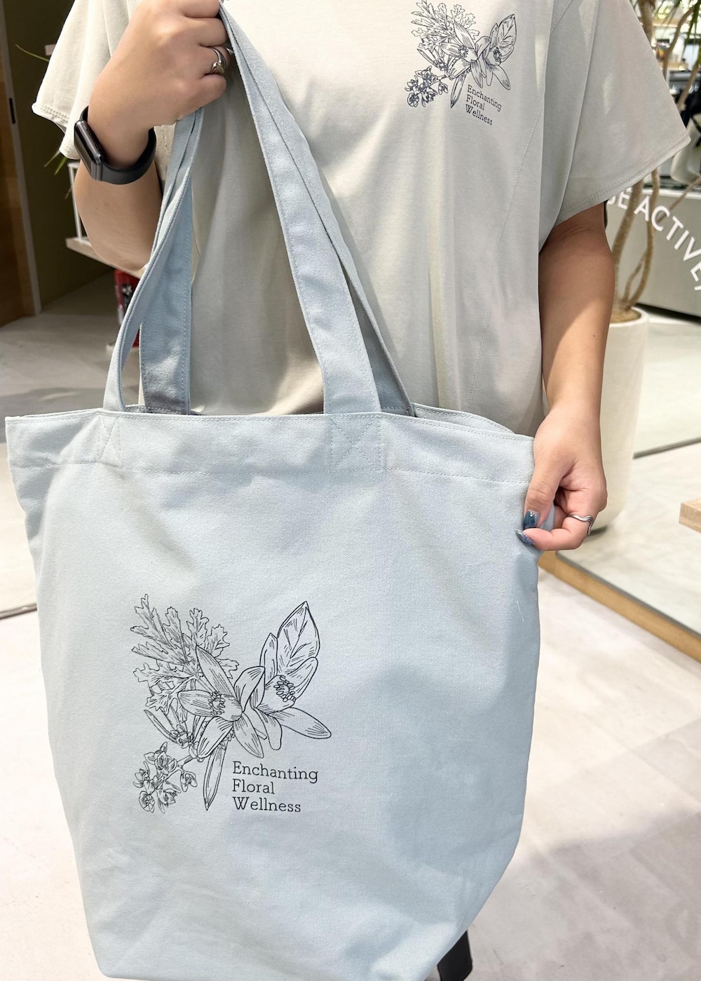 グレー系のカーゴパンツ、ブラック系のサンダル、グリーン系のTシャツ/カットソーを着用したレディースの夏コーディネートの6枚目の写真