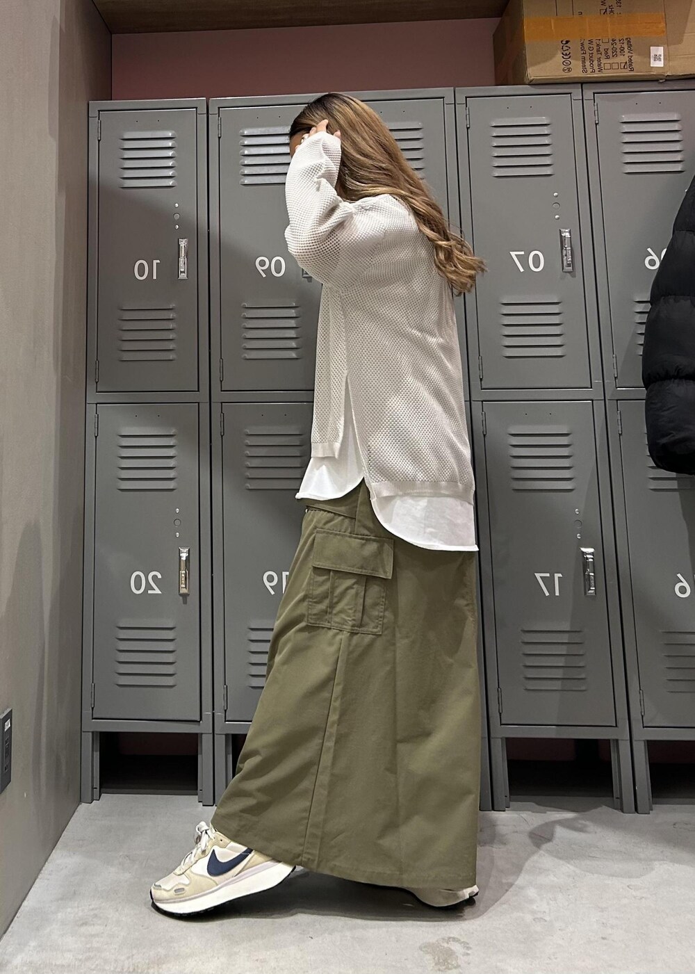 ホワイト系のTシャツ/カットソー、ベージュ系のスニーカー、シルバー系のTシャツ/カットソーを着用したレディースの春コーディネートの2枚目の写真