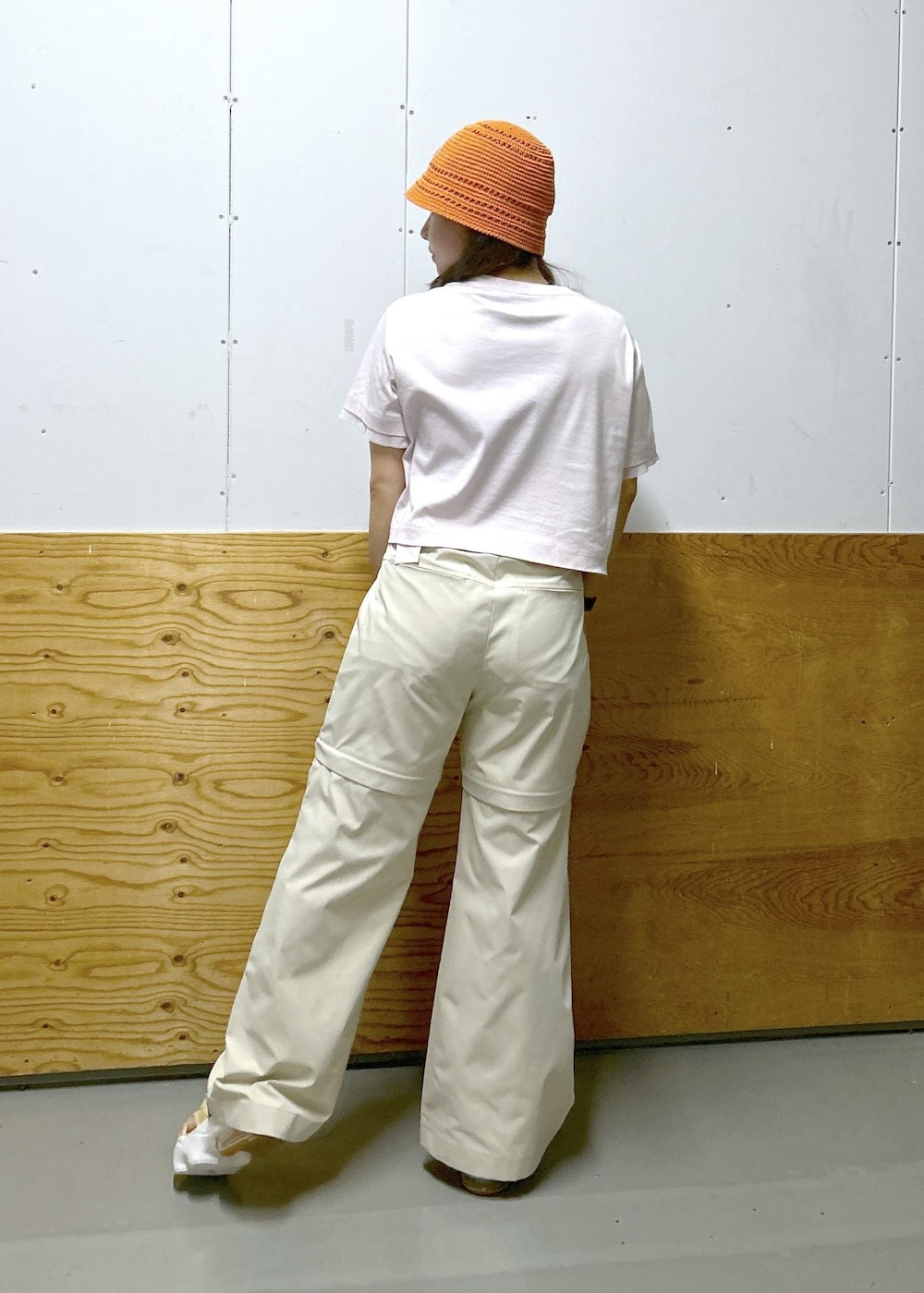 グレー系のその他パンツ、ベージュ系のサンダル、ピンク系のTシャツ/カットソーを着用したレディースの春コーディネートの3枚目の写真