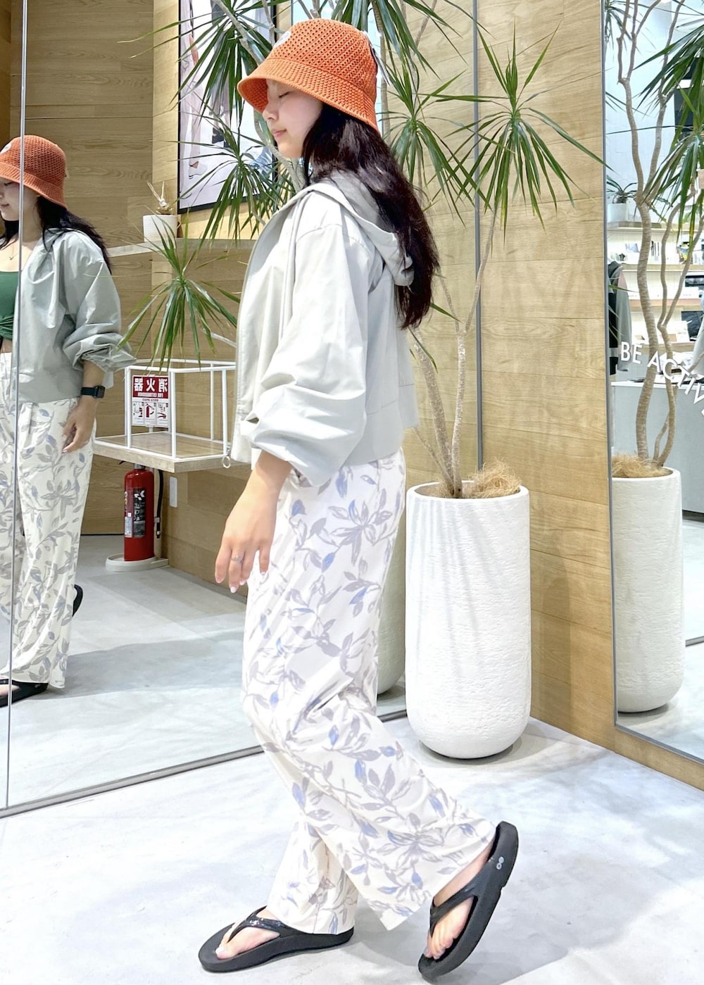 ブラック系のサンダル、ベージュ系のその他パンツ、グリーン系のブラジャーを着用したレディースの夏コーディネートの4枚目の写真