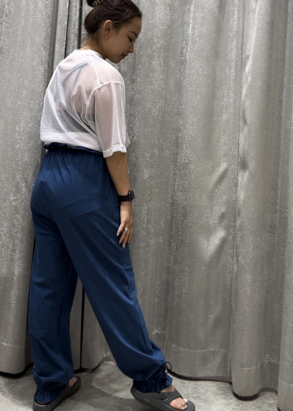 ホワイト系のTシャツ/カットソー、グリーン系のサンダル、ブルー系のその他パンツを着用したレディースの春コーディネートの3枚目の写真