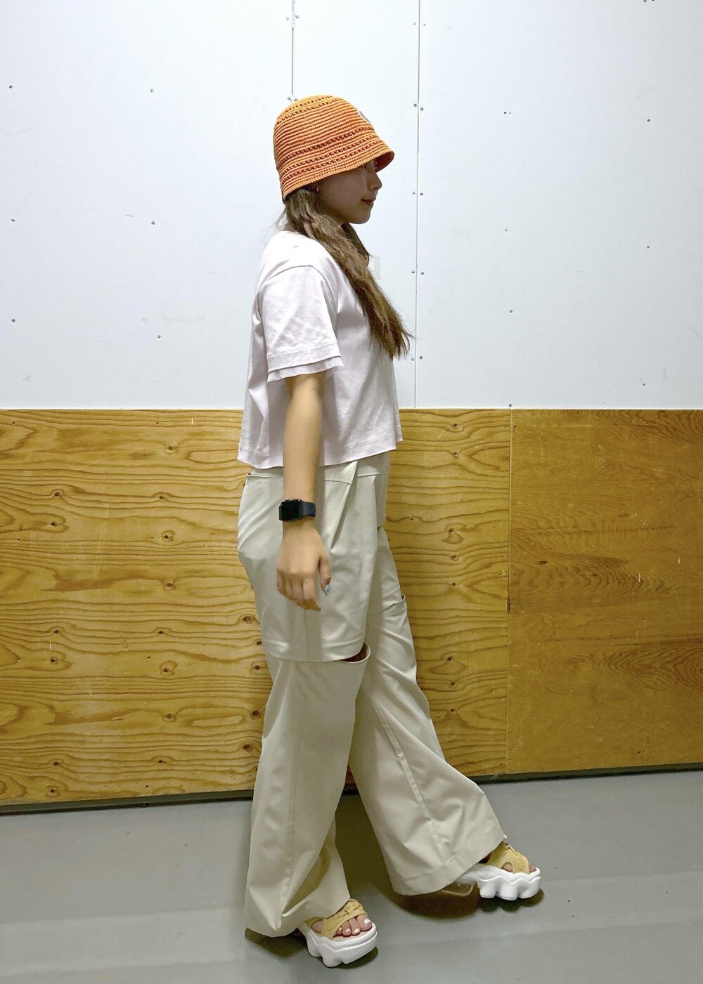 グレー系のその他パンツ、ベージュ系のサンダル、ピンク系のTシャツ/カットソーを着用したレディースの春コーディネートの2枚目の写真