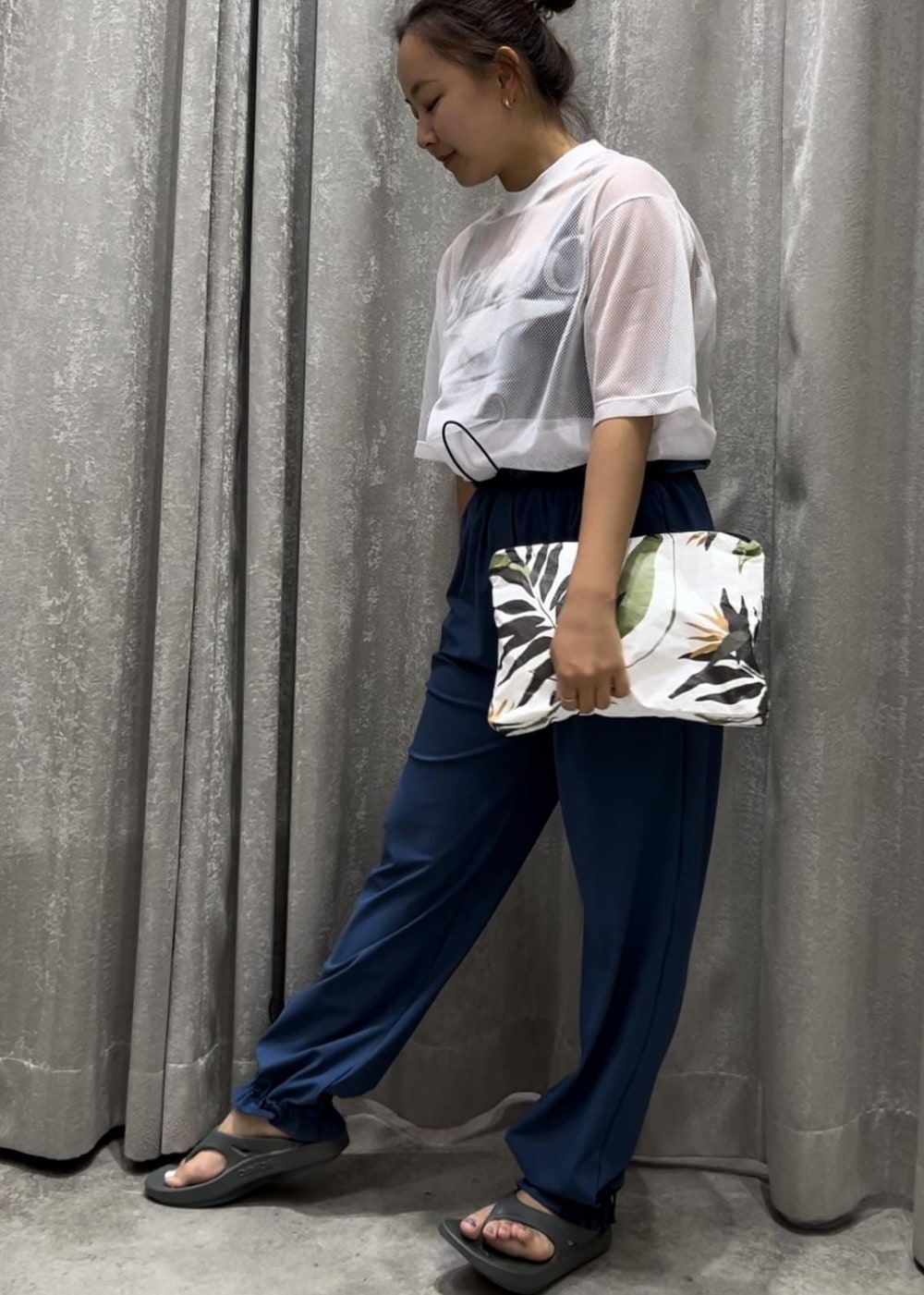 ホワイト系のTシャツ/カットソー、グリーン系のサンダル、ブルー系のその他パンツを着用したレディースの春コーディネートの2枚目の写真