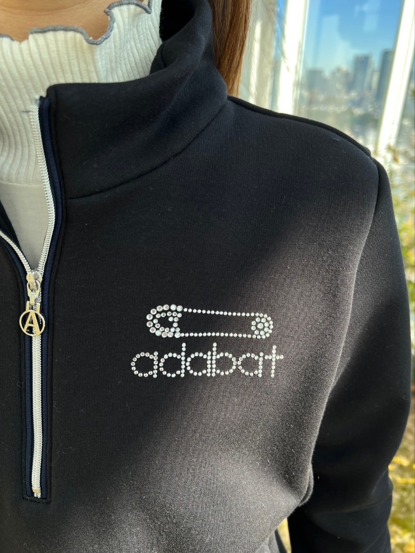 ブルー系のTシャツ/カットソー、ホワイト系のその他パンツ、ホワイト系のゴルフグッズを着用したレディースの冬コーディネートの4枚目の写真