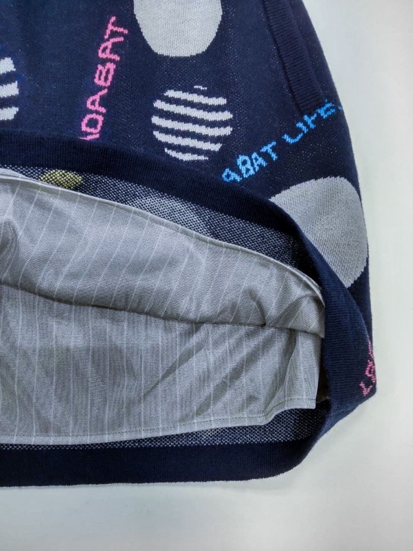 ホワイト系のその他アウター、ホワイト系のニット/セーター、ブルー系のスカートを着用したレディースの秋コーディネートの5枚目の写真