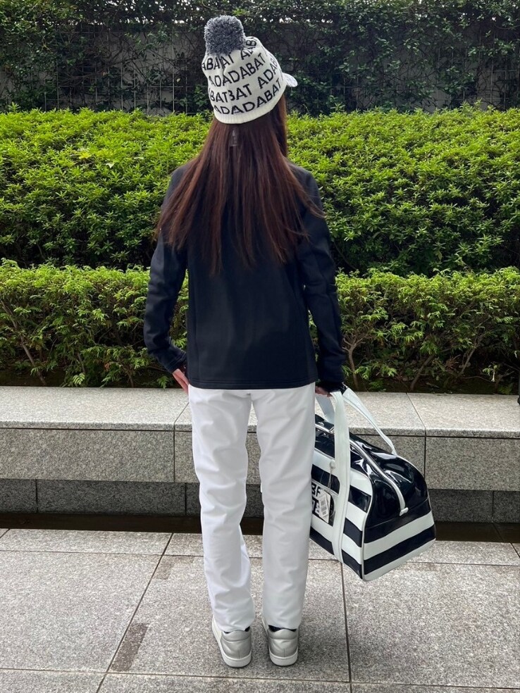 ブルー系のTシャツ/カットソー、ブルー系のその他パンツ、ホワイト系のボストンバッグを着用したレディースの秋コーディネートの4枚目の写真