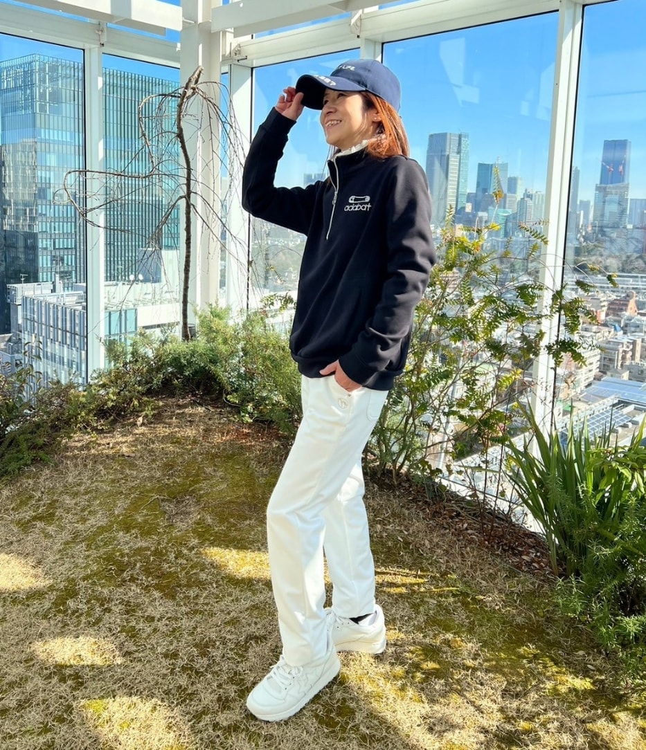 ブルー系のTシャツ/カットソー、ホワイト系のその他パンツ、ホワイト系のゴルフグッズを着用したレディースの冬コーディネートの2枚目の写真