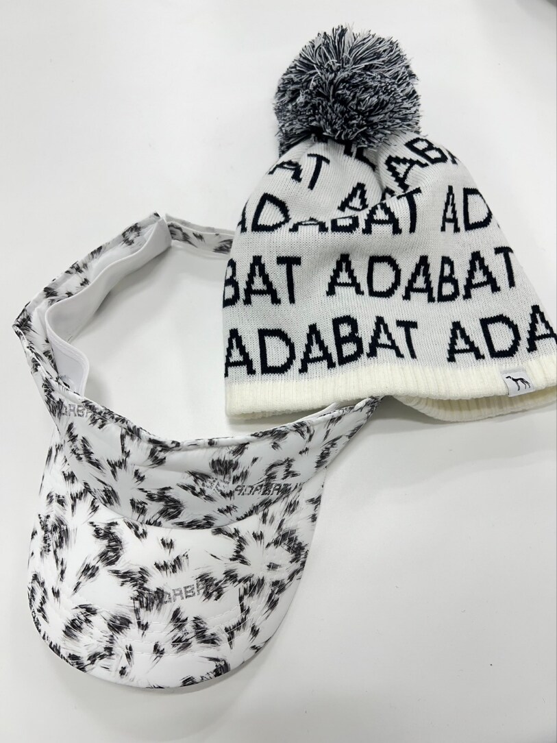 ブルー系のTシャツ/カットソー、ブルー系のその他パンツ、ホワイト系のボストンバッグを着用したレディースの秋コーディネートの6枚目の写真