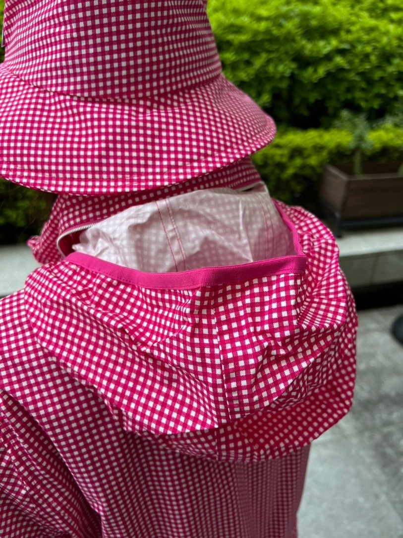 ピンク系のブルゾン、ホワイト系のトートバッグ、ピンク系のハットを着用したレディースの夏コーディネートの6枚目の写真