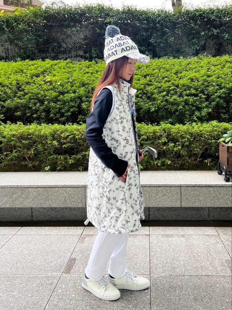 ホワイト系のワンピース、ホワイト系のその他パンツ、ブルー系のTシャツ/カットソーを着用したレディースの秋コーディネートの3枚目の写真