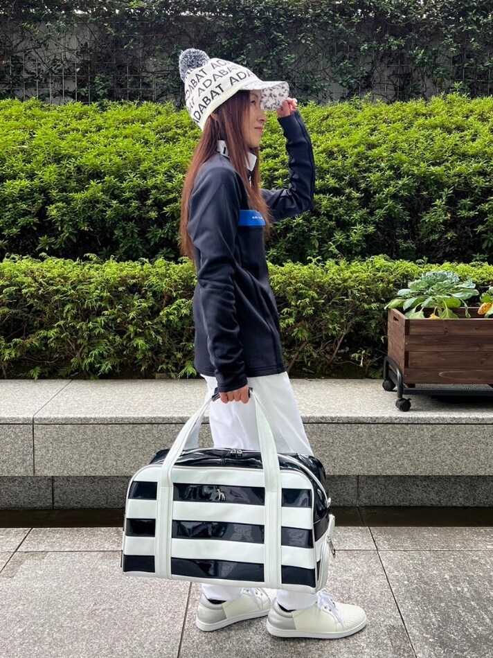 ブルー系のTシャツ/カットソー、ブルー系のその他パンツ、ホワイト系のボストンバッグを着用したレディースの秋コーディネートの3枚目の写真